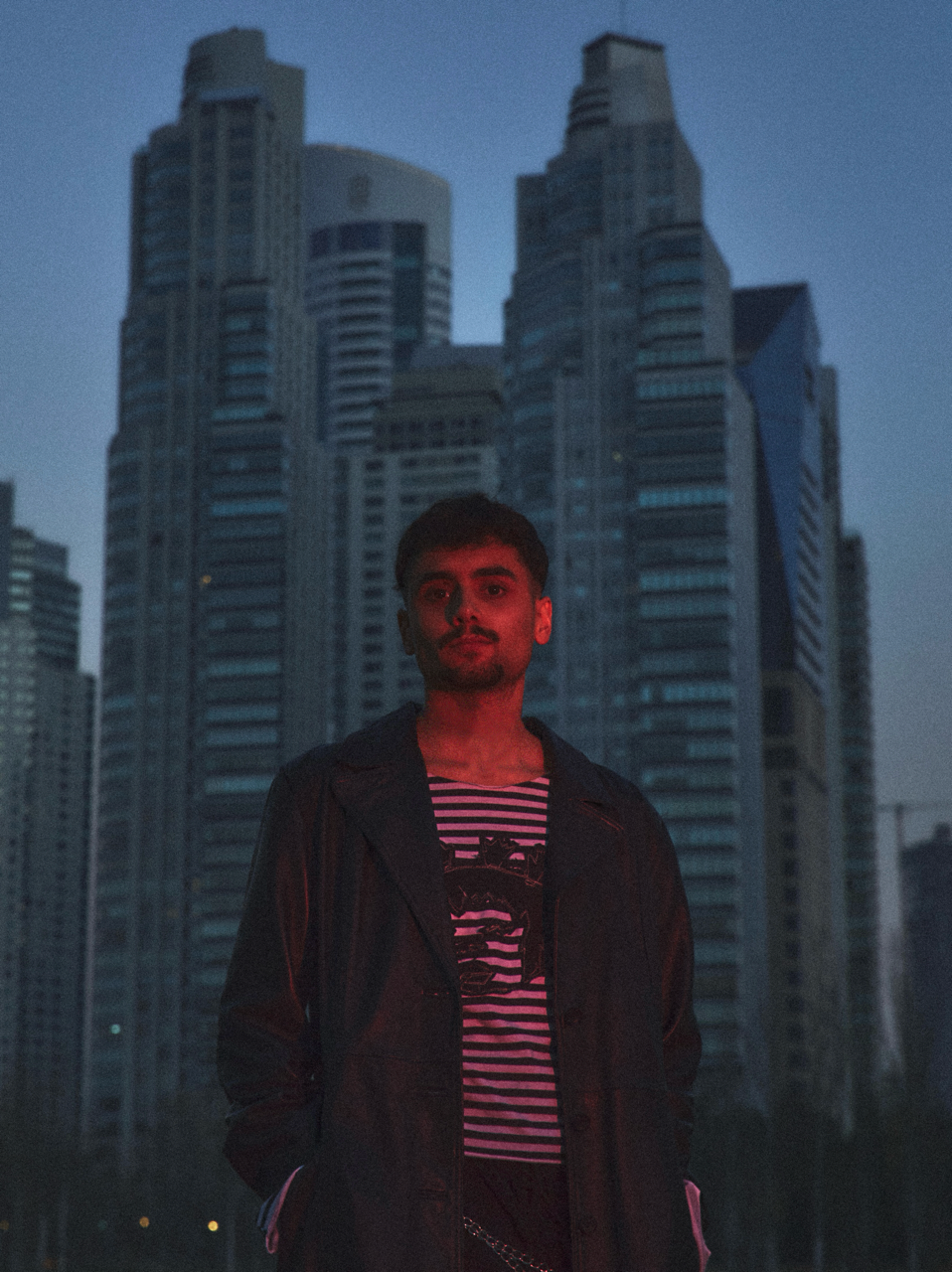Agustín Scavino frente a edificios de Buenos Aires